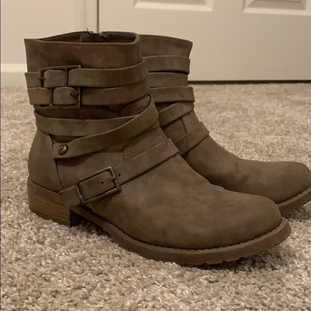 Guess light brown buckle boots